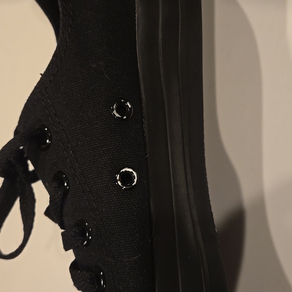 Converse – Black Chuck Taylors - Picture 5 of 9